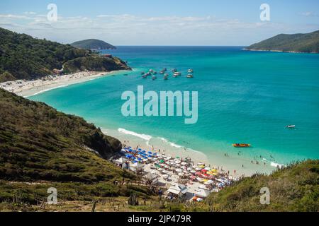 Paradiesische Strände von Atalaia in Arraial do Cabo, Küste von Rio de Janeiro, Brasilien. Luftaufnahme. Stockfoto