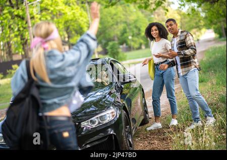 Eine Gruppe von Freunden im Wald fühlt sich fröhlich Stockfoto