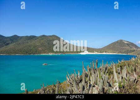 Paradiesische Strände von Atalaia in Arraial do Cabo, Küste von Rio de Janeiro, Brasilien. Luftaufnahme. Stockfoto