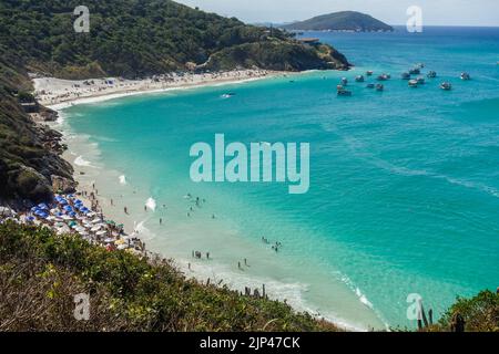 Paradiesische Strände von Atalaia in Arraial do Cabo, Küste von Rio de Janeiro, Brasilien. Luftaufnahme. Stockfoto