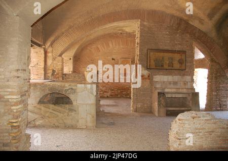 Ein Blick aus dem unteren Winkel auf alte Gebäude in Rom, Italien Stockfoto