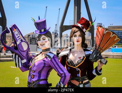 Mad Moxxi, zwei Cosplayerinnen, die sich als die Figur aus Borderlands, London Comic Con, ausgeben Stockfoto