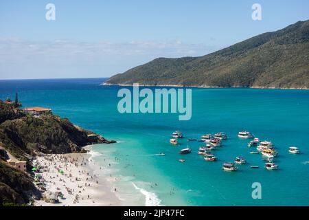 Paradiesische Strände von Atalaia in Arraial do Cabo, Küste von Rio de Janeiro, Brasilien. Luftaufnahme. Stockfoto