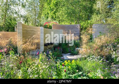 The Mind Garden, entworfen von Andy Sturgeon, skulpturale Wände und bunte Wiese, Chelsea Flower Show 2022, London Stockfoto