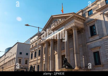 Die Fassade des Gebäudes des Kongresses der Abgeordneten von Madrid ohne Menschen, Spanien Stockfoto