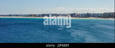 Panorama der Meereslandschaft von Cabo Frio, Rio de Janeiro, Brasilien. Gebäude der Küstenstadt. Stockfoto