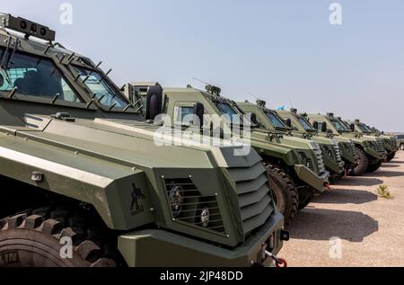 Donezk Reg., Ukraine. 11. August 2022. Neue gepanzerte Autos vor der Übergabe der Ausrüstung an die Streitkräfte der Ukraine. Eine Charge von 11 neuen MLS-SCHILDPANZERN, die vom Poroschenko-Fonds gekauft wurden, wurde an die Airborne Assault Forces der Ukraine geliefert. Kredit: SOPA Images Limited/Alamy Live Nachrichten Stockfoto