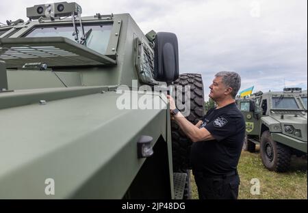 Kiew, Ukraine. 10. August 2022. Der fünfte Präsident der Ukraine, Petro Poroschenko, inspiziert ein von der Poroschenko-Stiftung für die Streitkräfte der Ukraine gekauftes italienisches Panzerauto. Eine Charge von 11 neuen MLS-SCHILDPANZERN, die vom Poroschenko-Fonds gekauft wurden, wurde an die Airborne Assault Forces der Ukraine geliefert. Kredit: SOPA Images Limited/Alamy Live Nachrichten Stockfoto