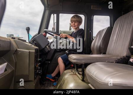 Kiew, Ukraine. 10. August 2022. Der Junge, der Sohn eines der Sprav Gromad-Aktivisten, wird gesehen, wie er einen Lastwagen fährt. Eine Charge von 11 neuen MLS-SCHILDPANZERN, die vom Poroschenko-Fonds gekauft wurden, wurde an die Airborne Assault Forces der Ukraine geliefert. Kredit: SOPA Images Limited/Alamy Live Nachrichten Stockfoto