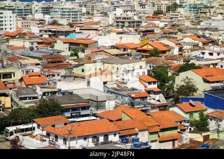 Panoramablick auf die Stadtlandschaft von Cabo Frio, Rio de Janeiro, Brasilien. Gebäude der Küstenstadt. Stockfoto