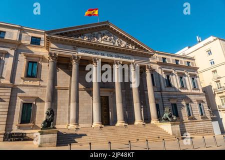 Die Fassade des Gebäudes des Kongresses der Abgeordneten von Madrid ohne Menschen, Spanien Stockfoto