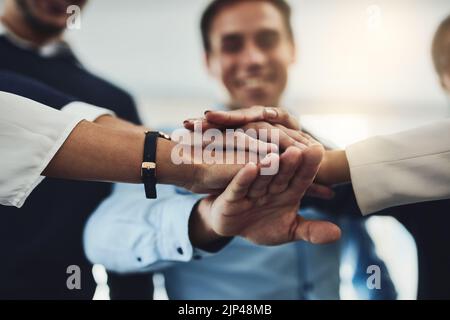Vertrauen, Unterstützung und Einheit durch ein Team von Partnern, die gemeinsam ein Unternehmen aufbauen. Gemeinschaft und Teamarbeit mit einer Gruppe von begeisterten, vielfältigen Profis Stockfoto