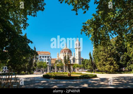 Die Kirche Saint Manuel und Saint Benedict aus dem Retiro Park in Madrid, Spanien Stockfoto