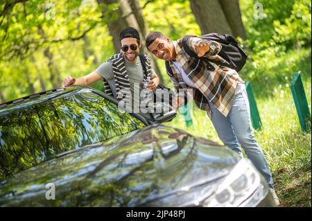 Zwei Männer sprachen mit dem Fahrer und baten darum, sie abzuholen Stockfoto