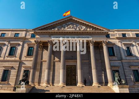 Die Fassade des Gebäudes des Kongresses der Abgeordneten von Madrid ohne Menschen, Spanien Stockfoto