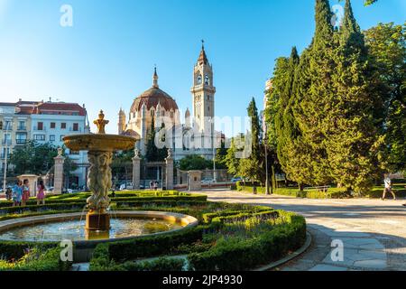 Die Kirche Saint Manuel und Saint Benedict aus dem Retiro Park in der Stadt Madrid, Spanien Stockfoto