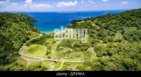 Fluss fließt ins Meer mit Strand in einer Bucht. Land- und Freizeitsportplatz neben dem Fluss. Stockfoto