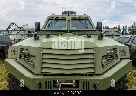 Kiew, Ukraine. 10. August 2022. Auftritt des italienischen Panzerwagens für die Streitkräfte der Ukraine. Eine Charge von 11 neuen MLS-SCHILDPANZERN, die vom Poroschenko-Fonds gekauft wurden, wurde an die Airborne Assault Forces der Ukraine geliefert. (Foto von Mykhaylo Palinchak/SOPA Images/Sipa USA) Quelle: SIPA USA/Alamy Live News Stockfoto