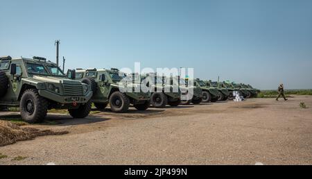 Donezk Reg., Ukraine. 11. August 2022. Neue gepanzerte Autos vor der Übergabe der Ausrüstung an die Streitkräfte der Ukraine. Eine Charge von 11 neuen MLS-SCHILDPANZERN, die vom Poroschenko-Fonds gekauft wurden, wurde an die Airborne Assault Forces der Ukraine geliefert. (Foto von Mykhaylo Palinchak/SOPA Images/Sipa USA) Quelle: SIPA USA/Alamy Live News Stockfoto