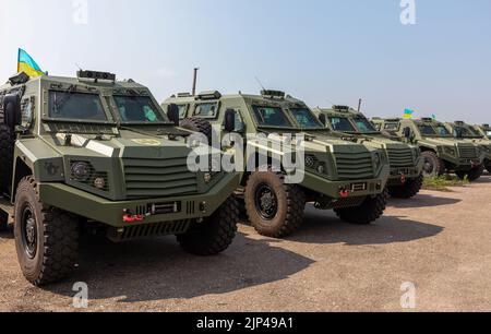 Donezk Reg., Ukraine. 11. August 2022. Neue gepanzerte Autos vor der Übergabe der Ausrüstung an die Streitkräfte der Ukraine. Eine Charge von 11 neuen MLS-SCHILDPANZERN, die vom Poroschenko-Fonds gekauft wurden, wurde an die Airborne Assault Forces der Ukraine geliefert. (Foto von Mykhaylo Palinchak/SOPA Images/Sipa USA) Quelle: SIPA USA/Alamy Live News Stockfoto