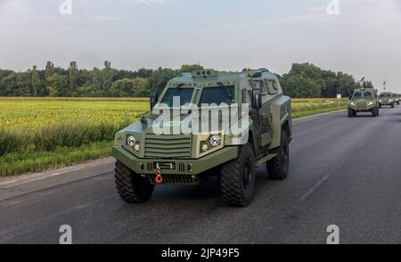 Donezk Reg., Ukraine. 11. August 2022. Eine Säule von gepanzerten Autos, die auf der Autobahn gesehen werden, als sie in die Region der Feindseligkeiten einziehen. Eine Charge von 11 neuen MLS-SCHILDPANZERN, die vom Poroschenko-Fonds gekauft wurden, wurde an die Airborne Assault Forces der Ukraine geliefert. (Foto von Mykhaylo Palinchak/SOPA Images/Sipa USA) Quelle: SIPA USA/Alamy Live News Stockfoto