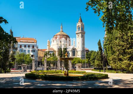 Die Kirche Saint Manuel und Saint Benedict aus dem Retiro Park in der Stadt Madrid, Spanien Stockfoto