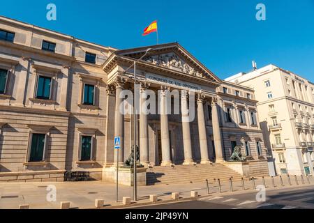 Die Fassade des Kongresses der Abgeordneten von Madrid ohne Menschen, Spanien Stockfoto