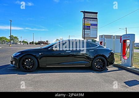 EMPORIA, KANSAS - 13. AUGUST 2022 Tesla Model S an der schnellsten Kompressorstation in Kansas Stockfoto