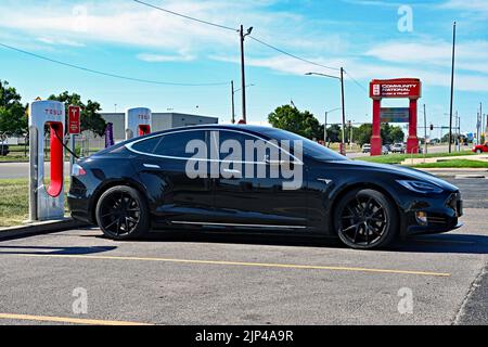 EMPORIA, KANSAS - 13. AUGUST 2022 Tesla Model S an der schnellsten Kompressorstation in Kansas Stockfoto