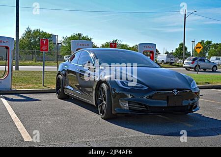 EMPORIA, KANSAS - 13. AUGUST 2022 Tesla Model S an der schnellsten Kompressorstation in Kansas Stockfoto