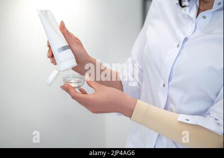 Nahaufnahme des weiblichen Hands mit Creme Stockfoto