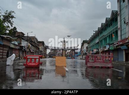 Srinagar, Indien. 15. August 2022. Am 75.. Jahrestag der Unabhängigkeit Indiens scheint Lalchowk in Srinagar trostlos zu sein. Der öffentliche Nahverkehr blieb nicht auf den Straßen, und am 15. August 2022 wurden im indischen Kaschmir Geschäfte geschlossen. (Foto von Hassnain Riza/Sipa USA) Quelle: SIPA USA/Alamy Live News Stockfoto