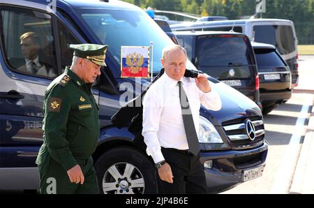 Kubinka, Russland. 15. August 2022. Der russische Präsident Wladimir Putin, rechts, geht mit Verteidigungsminister Sergei Shoigu auf dem Weg zur Eröffnungszeremonie des Internationalen Militärtechnischen Forums der Armee 2022 und des Patriotischen Parks der Streitkräfte der Internationalen Armee-Spiele am 15. August 2015 in Kubinka, Russland. Quelle: Mikhail Klimentyev/Kremlin Pool/Alamy Live News Stockfoto