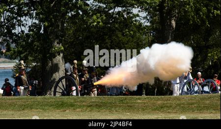 FORT ERIE, ONTARIO, KANADA – 6. August 2022 – amerikanische Artillerie eröffnet das Feuer auf die Briten bei der Belagerung von Fort Erie Krieg von 1812 Nachstellung Wochenende . Stockfoto