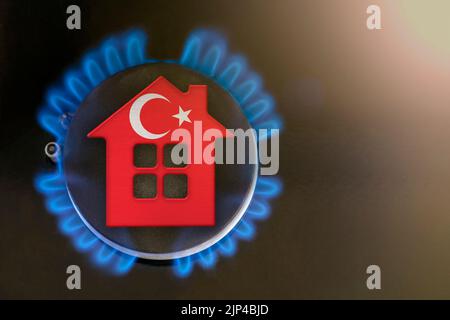 Gaskrise. Steigende Versorgungskosten in der Türkei. Energiekrise, Export-Import-Probleme in der Türkei. Das Konzept, der Gasbrenner und das Hausmodell sind eingefärbt Stockfoto