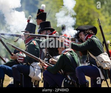FORT ERIE, ONTARIO, KANADA – 6. August 2022 – Britische Soldaten feuern während der Belagerung des Fort Erie-Krieges von 1812 Reena auf die sich nähernden amerikanischen Streitkräfte Stockfoto