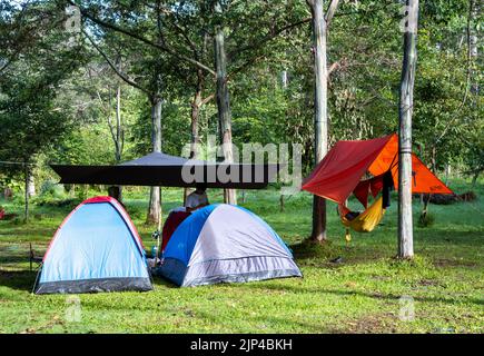 Einheimische campen auf dem Campingplatz. Lore Lindu National Park. Sulawesi, Indonesien. Stockfoto