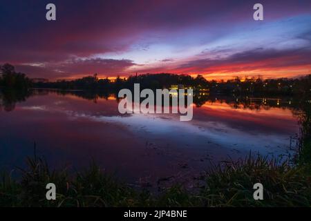 Fantastischer Sonnenuntergang am See, Kiessee Göttingen in Deutschland Stockfoto