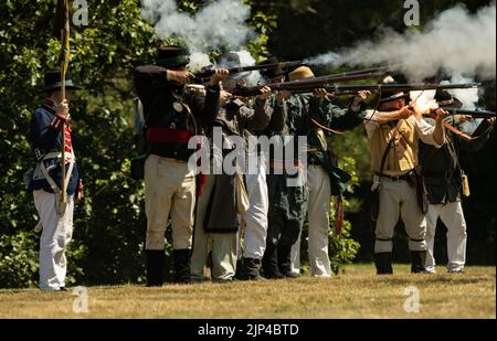 FORT ERIE, ONTARIO, KANADA – 6. August 2022 – amerikanische Soldaten feuern während der Belagerung des Fort Erie-Krieges von 1812 Reena auf die herannahenden britischen Streitkräfte Stockfoto