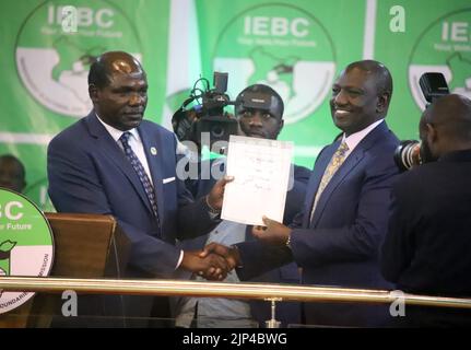 Nairobi, Kenia. 15. August 2022. William Ruto (2. R) erhält am 15. August 2022 in einem Tallying Center in Nairobi, Kenia, eine Bescheinigung über seinen Sieg bei den Präsidentschaftswahlen. Kenias stellvertretender Präsident William Ruto hat die Präsidentschaftswahlen gewonnen, teilte der Vorsitzende der wahlkommission am Montagabend mit. Kredit: Joy Nabukewa/Xinhua/Alamy Live Nachrichten Stockfoto