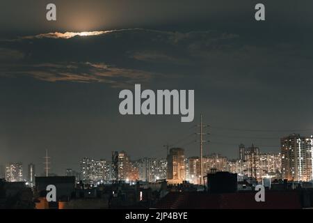 Ein Wohngebiet in Ghaziabad (Delhi NCR) - Nachtansicht. Stockfoto