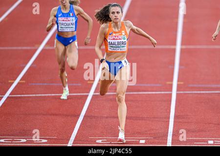 MÜNCHEN, DEUTSCHLAND - 15. AUGUST: Eveline Saalberg aus den Niederlanden startet am 15. August 400m 2022 bei den Europameisterschaften München 2022 im Olympiastadion in München (Foto: Andy Astfalck/BSR Agency) Stockfoto