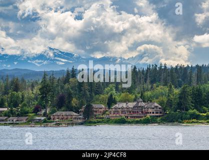 Campbell River, BC - 11. Juni 2022: Painers Lodge Hotel mit Golden Hinde Bergen im Hintergrund Stockfoto