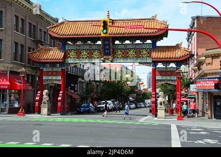 Tore der Harmonie bewachen den Eingang zu Victorias Chinatown. Stockfoto