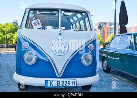 VW T1 Bus oder Bulli genannt zweifarbig, produziert ab 1950-1967 auf der Oldtimer-Ausstellung in Köln, Vorderansicht Stockfoto