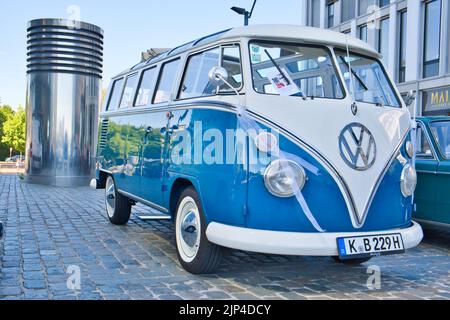 VW T1 Bus oder auch Bulli two-tone genannt, produziert ab 1950-1967 auf der Oldtimer-Ausstellung in Köln, diagonale Vorderansicht Stockfoto