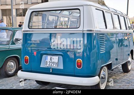 VW T1 Bus oder auch Bulli two-tone genannt, produziert ab 1950-1967 auf der Oldtimer-Ausstellung in Köln, diagonale Ansicht von hinten Stockfoto