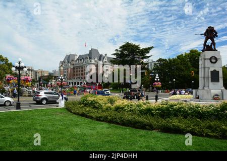 Das berühmte Empress Hotel in Victoria BC, Kanada, wurde vom parlamentarischen Rasen aufgenommen. Kommen Sie nach Victoria und erkunden Sie meine Stadt. Stockfoto