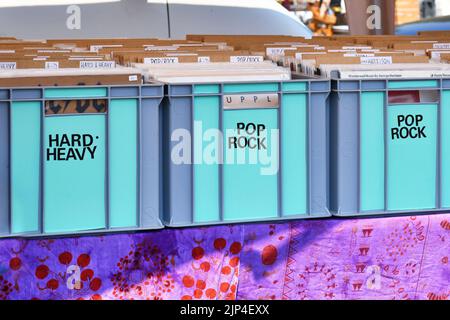 Heidelberg, Deutschland - August 2022: Boxen mit alten Vinyl-Discs mit Musiklabels Hard, Heavy und Pop, Rock auf dem Flohmarkt Stockfoto