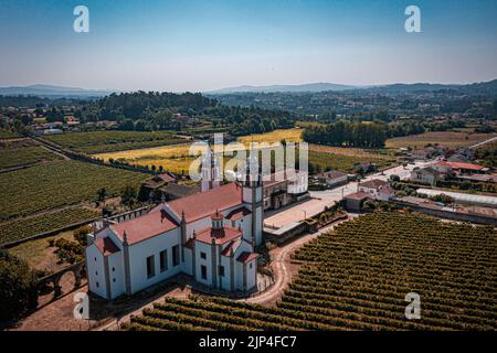 Eine Luftaufnahme des Klosters Mosteiro De Santo Andre De Rendufe in Amares, Portugal Stockfoto